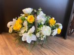 Flower basket with yellow and white flowers Discount