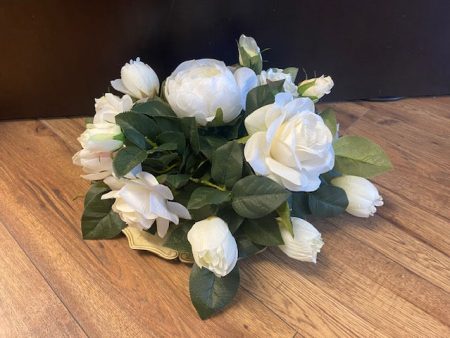 White and greenery flower centerpiece Supply