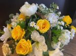 Flower basket with yellow and white flowers Discount